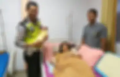 Ibu Hamil yang Akan Melahirkan Terjebak Macet, Polisi Lalu Lintas Beraksi Menyelamatkannya