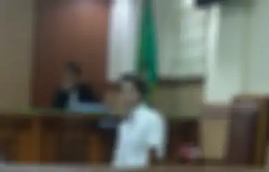 Lelaki Berjubah Hitam Mendadak Muncul di Ruang Sidang Kriss Hatta Hingga Tiba-tiba Lakukan Hal Ini Secepat Kilat, Siapa Dia?