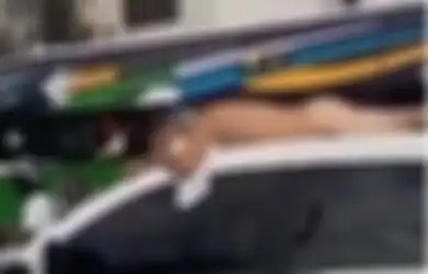 Gara-gara Selingkuh, Pria Ini Dihukum Berbaring Tanpa Busana di Atas Mobil yang Melaju di Jalanan Umum oleh Istrinya