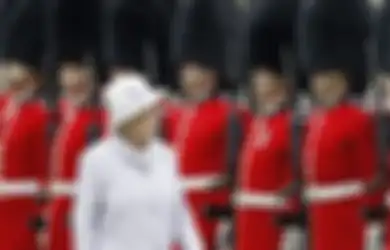 10 Fakta Queen's Guard, Para Tentara Penjaga Istana Inggris Bertopi Besar, Salah Satunya Harus Pingsan dengan 'Disiplin'