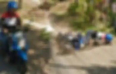 Viral Pengendara Motor Nyungsep Karena Main HP Terekam di Google Street View, Bikin Ngakak!