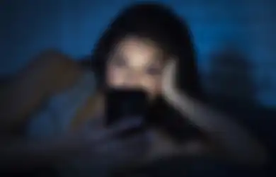 Horor! Miliki Kebiasaan Begadang Sambil Main Ponsel, Perempuan Ini Ditemukan Tewas dalam Kondisi Mengenaskan Memegang Gawai di Tangannya, Dokter Temukan Kematiannya Dikarenakan Hal yang Sering Disepelekan Ini