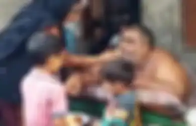 Tubuhnya Terlalu Besar, Pria Gemuk Ini Harus Harus Dikirim ke Rumah Sakit Menggunakan Pesawat Militer