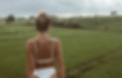 Dihujat karena Tulis Ini saat Unggah Foto Dirinya yang Berbikini dengan Background Petani Bali, Influencer Swedia Sampai Harus Lakukan Ini