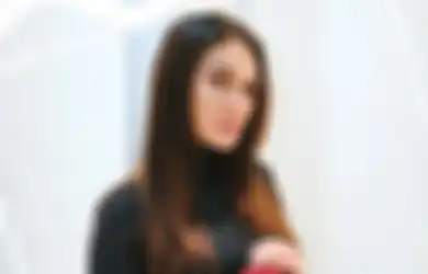 Jadi Sorotan, Intip Gaya Luna Maya Dengan Kaos Limited Edition yang Bikin Trending Topic 