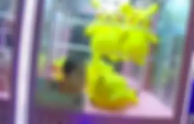 Inginkan Boneka Pikachu, Bocah 3 Tahun Ini Terjebak di Mesin Capit Selama 30 Menit