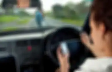 Mulai Hari Ini, Berhenti Gunakan Ponsel saat Mengemudi jika Tak Ingin Ditilang, Bahkan Meski Tak Ada Polisi!