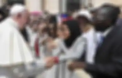 Ini Dia Fakta di Balik Viralnya Jabat Tangan Wanita Berhijab Asal Semarang dengan Paus Fransiskus, Ternyata Pertemuan Kedua
