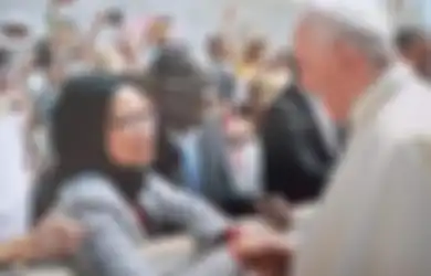 Viral Wanita Berhijab asal Semarang Bersalaman dengan Paus Fransiskus: Saya Mengaku Muslim dari Indonesia dan Minta Didoakan