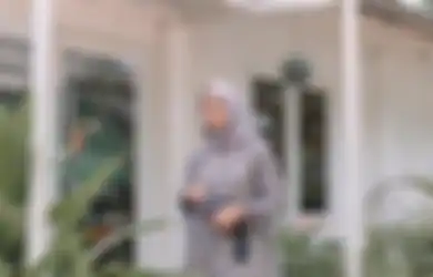 Lebaran Memukau, Sontek 5 Model Tunik Brokat Warna Abu-abu Elegan Ini!