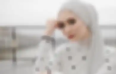 7 Paduan Outfit Baju Muslim dan Hijab Warna Abu-abu, Yuk Coba