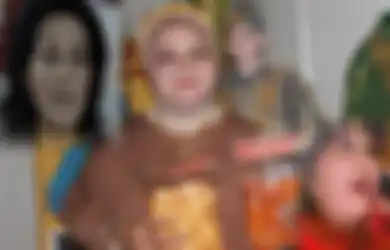 Dulu Lolos dari Maut Hingga Mantap Kenakan Hijab, Artis Antagonis ini Sekarang Berdagang Keripik untuk Bertahan Hidup
