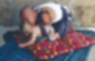 Kisah Haru Seorang Ayah Tanpa Tangan yang Berusaha Menggendong Putranya