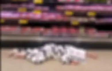 Vegetarian Protes dengan Kostum Sapi dan Berpura-pura Mati di Depan Rak Daging Supermarket, Tapi Tak Ada yang Peduli