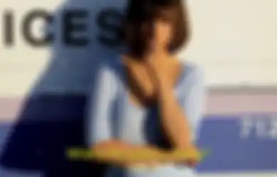 4 Gaya Selena Gomez Buat Tampil Pakai Sneakers. Simpel, Keren Maksimal!