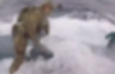 Video Dramatis Penjaga Pantai AS Kejar dan Lompat ke Kapal Penyelundup Narkoba