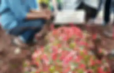 Tak Seorangpun  Seleb yang Hadir di Pemakaman Artis Senior Ini, Jenazahnya Justru Diantar Sejumlah Lelaki Berpakaian Seragam 