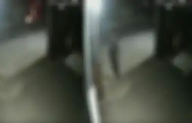 Sedang Pemanasan Sebelum Berjaga Malam, Satpam Pabrik Terbirit-birit Lihat Penampakan Pocong Bonceng Pengendara Motor yang Lewat