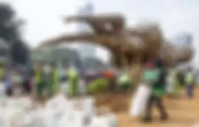 Seniman Getih Getah Sebut Bahwa Polusi Udara Jakarta Bikin Karyanya Cepat Rapuh