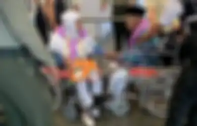 Naik Haji, Pasangan Kakek Nenek Ini Tetap Romantis dan Tak Mau Dipisahkan