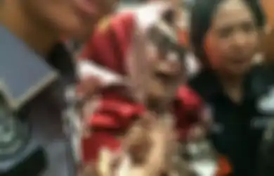 Detik-Detik Pilu, Nunung Cium Tangan Suami hingga Dibopong Sambil Nangis Histeris: Maafkan ya, Yah...