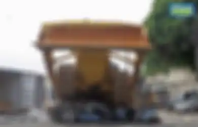 Tak Kenal Ampun, Mobil Seharga Rp1,9 Milliar Ini Dihancurkan dengan Bulldozer Gara-gara Menunggak Pajak