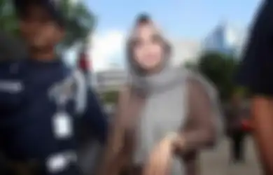 Suaminya Divonis 16 Tahun Penjara Gara-gara Korupsi Impor Daging Sapi hingga Terciduk Selingkuh dengan Artis dan Sahabatnya Sendiri, Pedangdut Ini Kini Pontang-panting Sendiri Demi Anak-anaknya