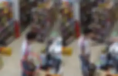 Greget! Diancam Pakai Pisau Kecil, Penjaga Toko Ini Gertak Balik Pakai Parang Setengah Meter