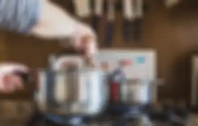 Nggak Perlu Pusing, Begini Cara Mudah Menghilangkan Noda Gosong dan Kerak di Panci