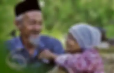 Foto-Foto Ini Buktikan Uang Bukan Segalanya di Atas Cinta dan Bahagia