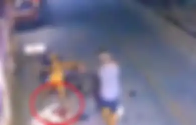 Diserang Sekelompok Pemuda di Jalanan dengan Tongkat Berpaku Hingga Hampir Buta, Seorang Turis Justru Dijebloskan ke Penjara