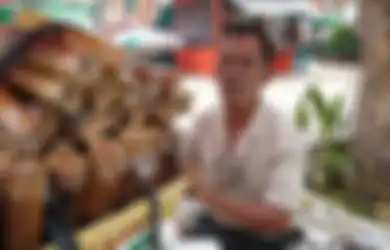 Kisah Pilu Kakek Buta Penjual Beras Ketan, Harus Bekerja Keras Karena Miliki Beban Hidup yang Begitu Berat