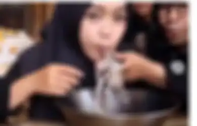 Makan Gurita Hidup, Konten YouTube Ria Ricis Tuai Kritikan: Bagaimana Sains Jelaskan Perasaan Gurita Saat Dimakan Hidup-hidup?