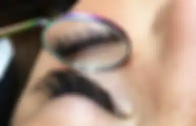 Jangan Malas Bersihkah Make Up, Bulu Mata Wanita Ini Jadi Sarang Tungau, Ternyata 1 Bulu Mata Bisa Jadi Rumah untuk 36 Tungau!