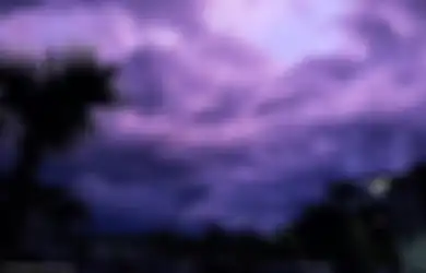 Foto-foto Pemandangan Menakjubkan di Langit Setelah Badai Dorian, 'Kita Dihadiahi Langit Ungu Malam Ini'