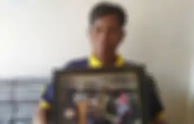 Betapa Bangganya Saningrat, Tukang Becak yang Lihat Anaknya Berhasil Raih Gelar Doktor, Sidang Terbuka Diuji 7 Profesor Menggunakan Bahasa Inggris