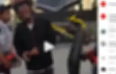 (Video) Gara-gara 'Keluguan' Orang yang Diboncengnya, Pengendara Motor Ini Menangis Kencang saat Ditilang Polisi, Nyesek Banget Sih!