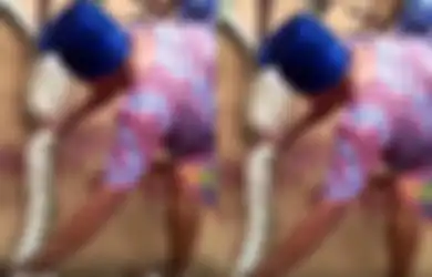 (Video) Jadi Tontonan, Wanita Ini dengan Berani Tangkap Ular untuk Keluarkan Kambing dari Perutnya!