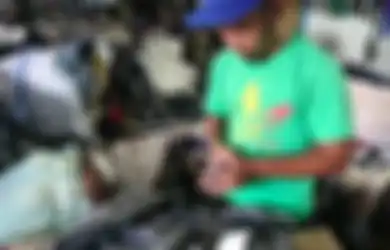 Betapa Beruntungnya Pemuda Ini Beli Pakaian Bekas di Pasar Loak, Temukan Uang Sebanyak Rp71,5 Juta di Sakunya
