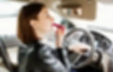 Mulai dari Botol Air Minum Hingga Lipstik, Jangan Lagi Tinggalkan 5 Barang ini di Dalam Mobil
