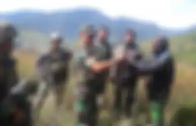 4 Anggota KKB Papua Menyerahkan Diri ke TNI: 'Kami Bertahun-tahun Hidup Menderita di Hutan, Kepanasan, Kedinginan, Kehujanan, dan Kelaparan'