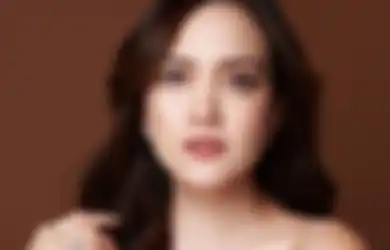 Pamer Foto Berbusana Minim, Shandy Aulia Perlihatkan Pose Seksi nan Anggun di Kolam Renang