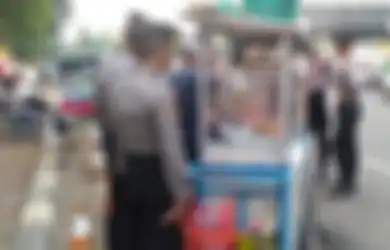 'Yang Beli Polisi-polisi yang Jaga,' Rezeki Pedagang Asongan di Balik Riuh Demonstran di Gedung KPK