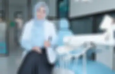 Jual Tanah Hingga Dagang Kue di Kampus untuk Biaya Kuliah, Anak dari Seorang Kernet Bus Ini Berhasil Jadi Dokter Gigi, Salut!