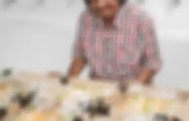 Hidup Sebatang Kara, Nenek Buta Ini Berjualan Roti demi Bertahan Hidup, Namun Malah Sering Dicuri Karena Tahu Dia Buta