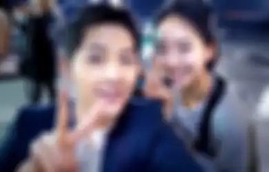 Ingin Selfie dengan Pose Jari 'V'? Lakukanlah dalam Jarak Ini Jika Tak Ingin 'Diri' Anda Dicuri!
