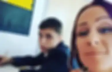 Demi Atasi Putranya yang Nakal, Ibu Ini 'Ikut' Pelajaran Matematika di Sekolah Putranya dan Duduk di Sampingnya, '...Dia Sangat Malu'
