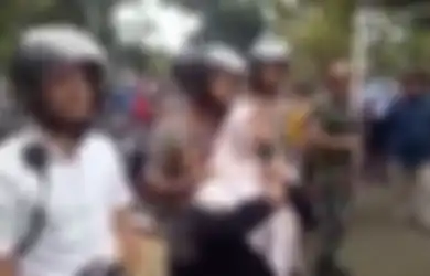 Tak Rela Anaknya Ikut Demo, Ibu Ini Ikut Turun ke Jalan Lalu Kirim Pesan Seperti Ini