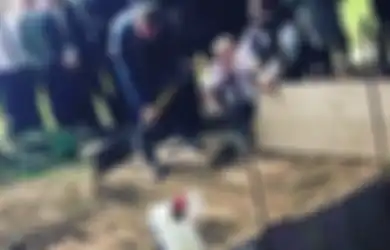 Foto Memilukan Ketika Balita Mungil Bantu Menguburkan Ayahnya yang Tewas Terbunuh