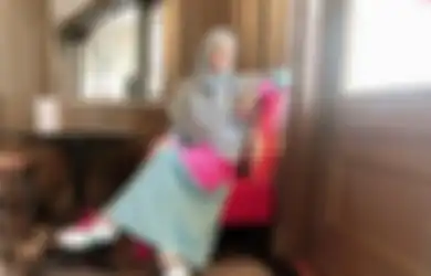 Mulan Jameela Mendadak Pamer Keakraban dengan Seorang Pria Di Gedung DPR, Keberadaan Putra Ahmad Dhani Jadi Sorotan